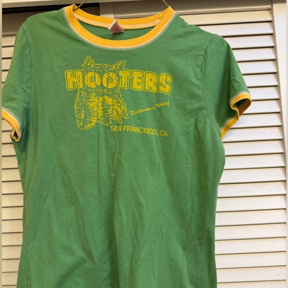 Vintage 1990’s Hooters Fisherman Wharf  Green and Yellow Short Sleeve Tee Sz L